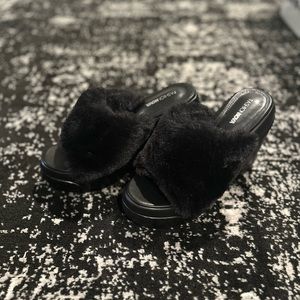 Women’s platform fuzzy sandal. Size 8.